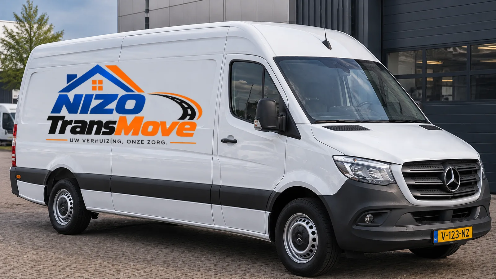 Bestelbus van NIZO Transmove met logo, klaar voor een verhuizing of transport